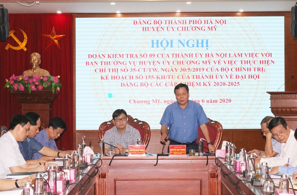 Ảnh: Đồng chí Nguyễn Văn Phong - Uỷ viên Ban thường vụ, Trưởng ban Tuyên giáo Thành uỷ, Trưởng đoàn kiểm tra, Trưởng đoàn công tác số 09 của Thành uỷ kết luận buổi làm việc.