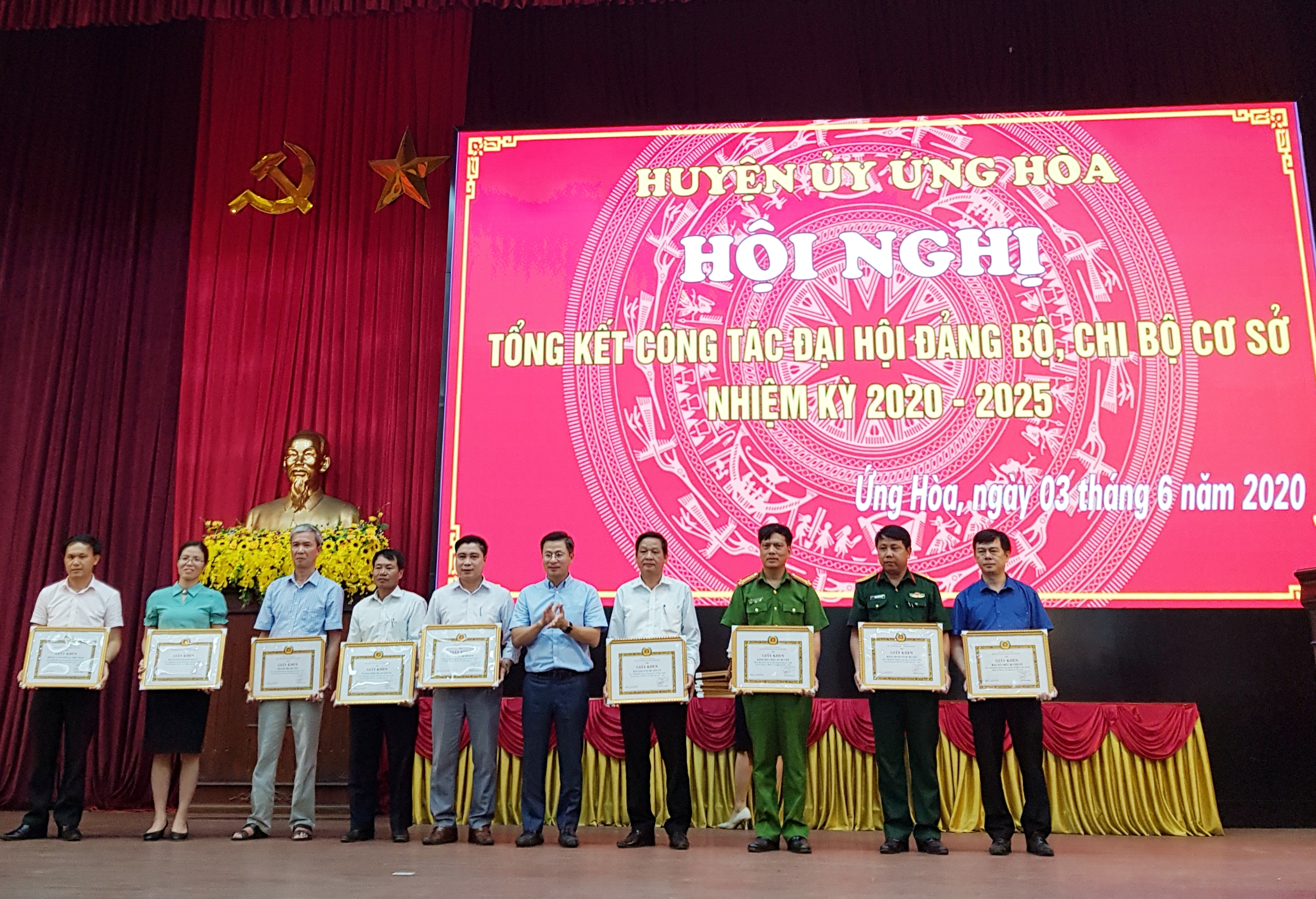 Bí thư Huyện ủy Nguyễn Phi Thường tặng Giấy khen cho các tập thể có thành tích trong công tác chỉ đạo, tổ chức Đại hội Đảng bộ, Chi bộ cơ sở nhiệm kỳ 2020-2025