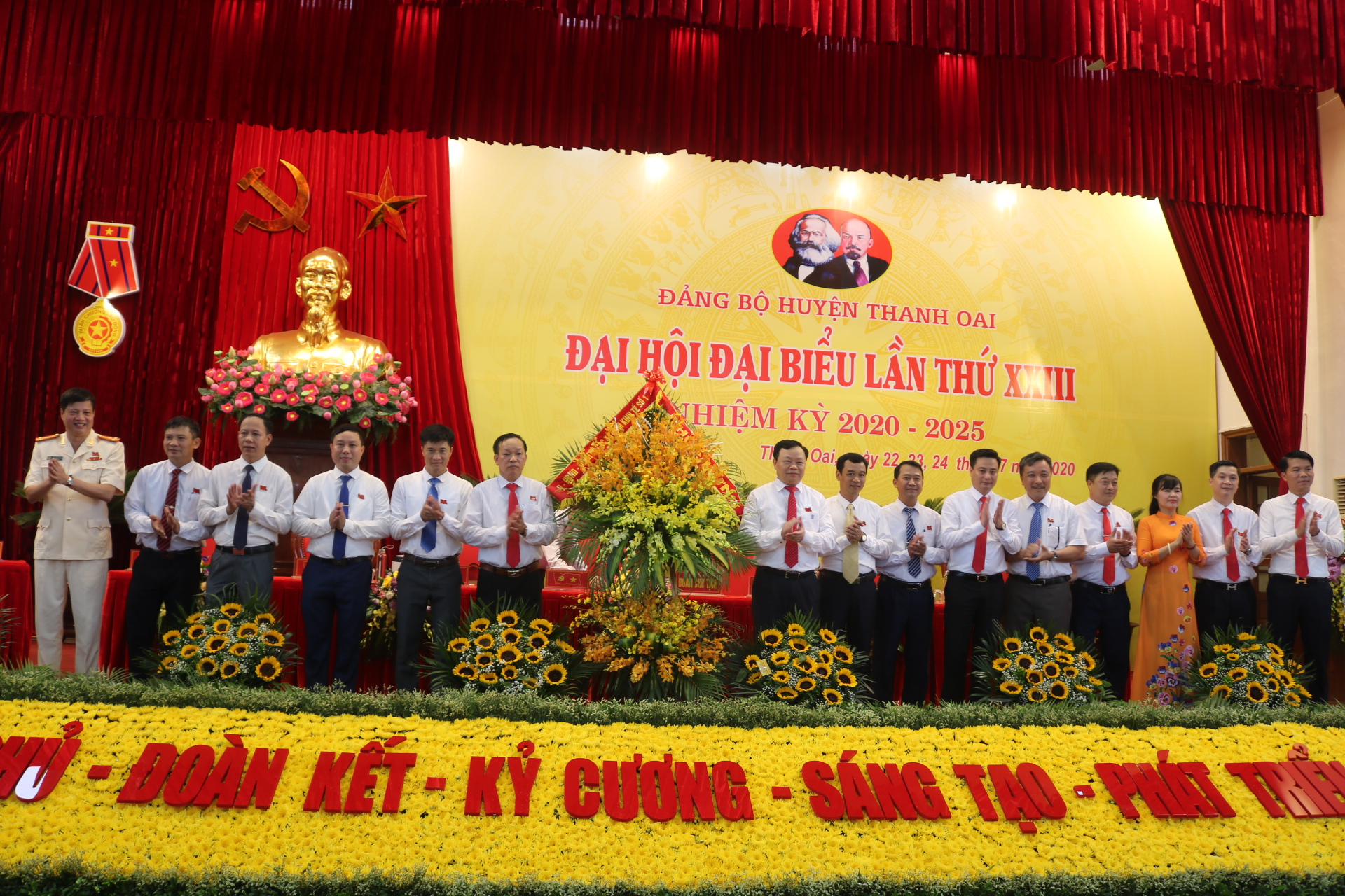Đoàn đại biểu các xã, thị trấn tặng hoa chúc mừng Đại hội