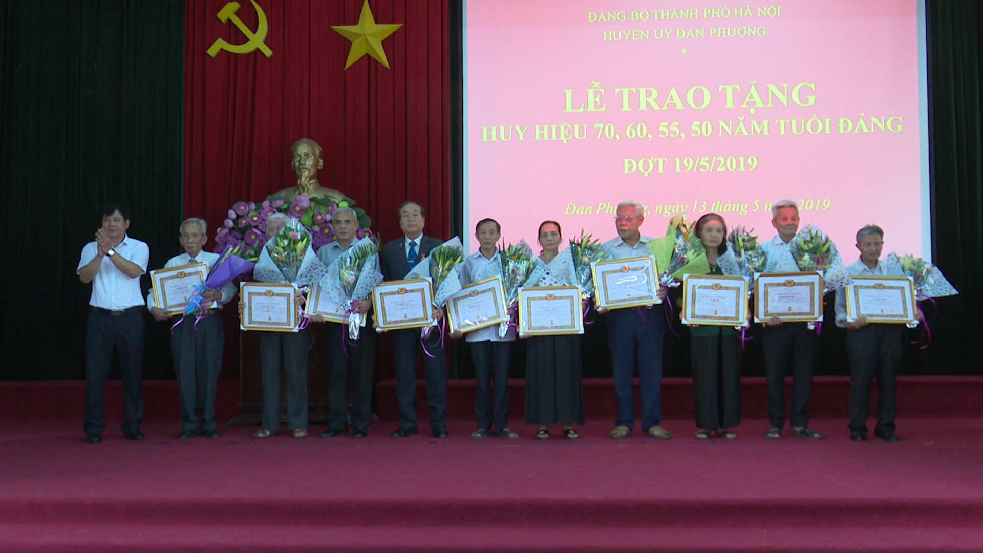 Đồng chí Lê Văn Thìn - Phó Bí thư Thường trực Huyện ủy trao huy hiệu Đảng cho các đồng chí đảng viên đợt 19/5/2019
