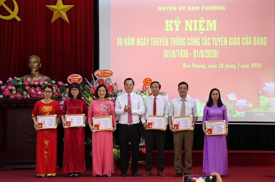 Đồng chí Bí thư Huyện ủy Trần Đức Hải tặng kỷ niệm chương cho 06 đồng chí có thành tích trong công tác tuyên giáo huyện
