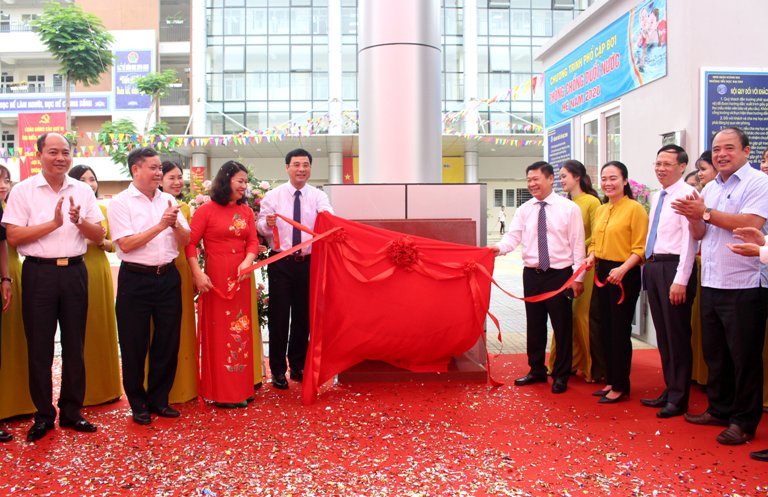 Lãnh đạo quận Hoàng Mai gắn biển công trình cải tạo, xây dựng Trường tiểu học Đại Kim