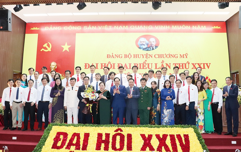 Ban Chấp hành Đảng bộ khóa XXIV ra mắt Đại hội và nhận hoa chúc mừng của các đồng chí lãnh đạo Thành phố