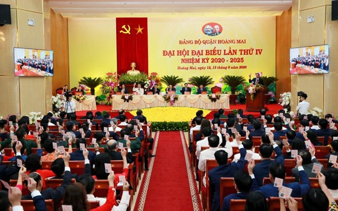 Các đại biểu biểu quyết tại Đại hội