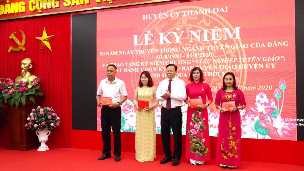 Đồng chí Đinh Trường Thọ - TUV Bí thư Huyện ủy trao tặng kỷ niệm chương Vì sự nghiệp Tuyên giáo cho các đồng chí
