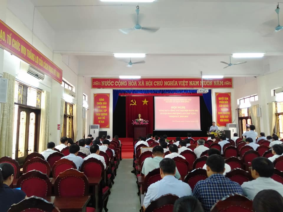 Nguyễn Văn Phong-UVTV Thành ủy, Trưởng Ban Tuyên giáo Thành ủy, Trưởng Đoàn công tác số 9 phát biểu tại hội nghị