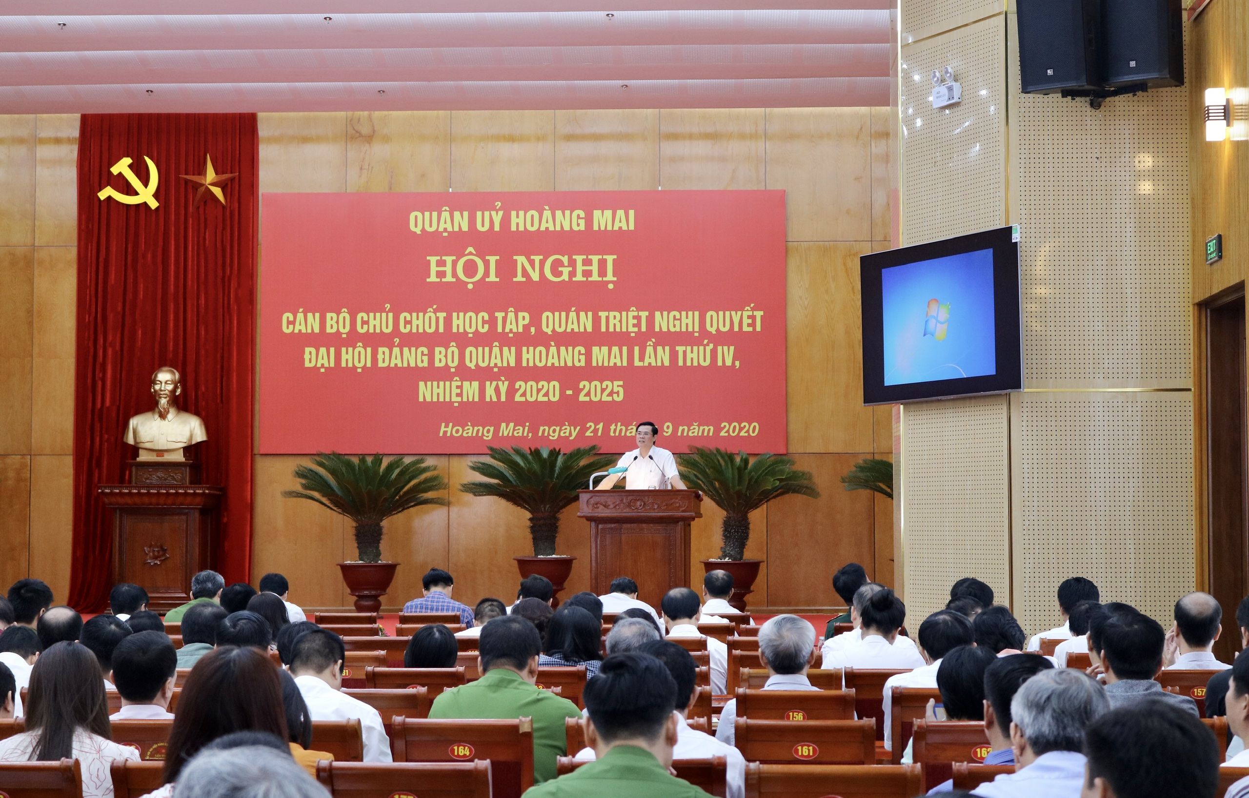 Phó Bí thư Thường trực Quận ủy Hoàng Mai Nguyễn Xuân Phong quán triệt Nghị quyết tại hội nghị