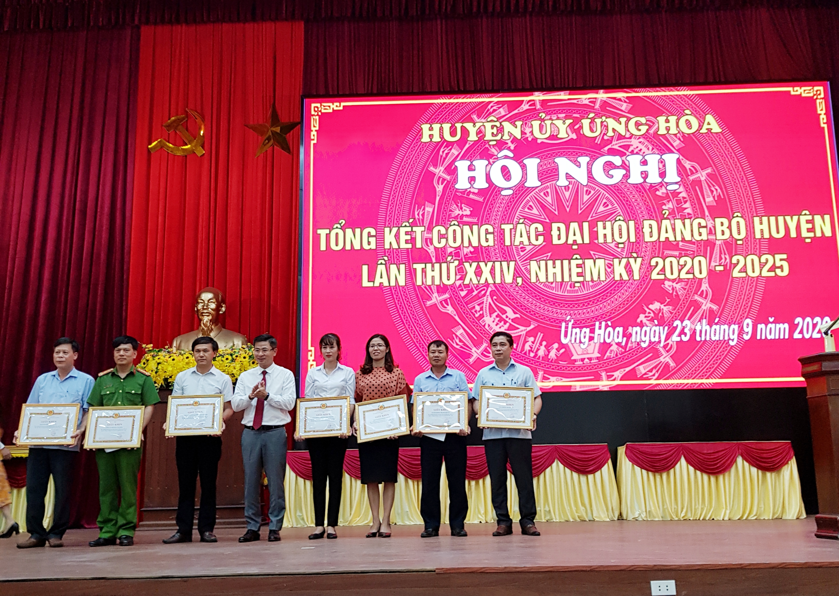 Đồng chí Nguyễn Phi Thường-TUV-Bí thư Huyện ủy tặng giấy khen cho các tập thể có thành tích xuất sắc trông công tác tham mưu, phục vụ tổ chức Đại hội Đảng bộ Huyện lần thứ XXIV