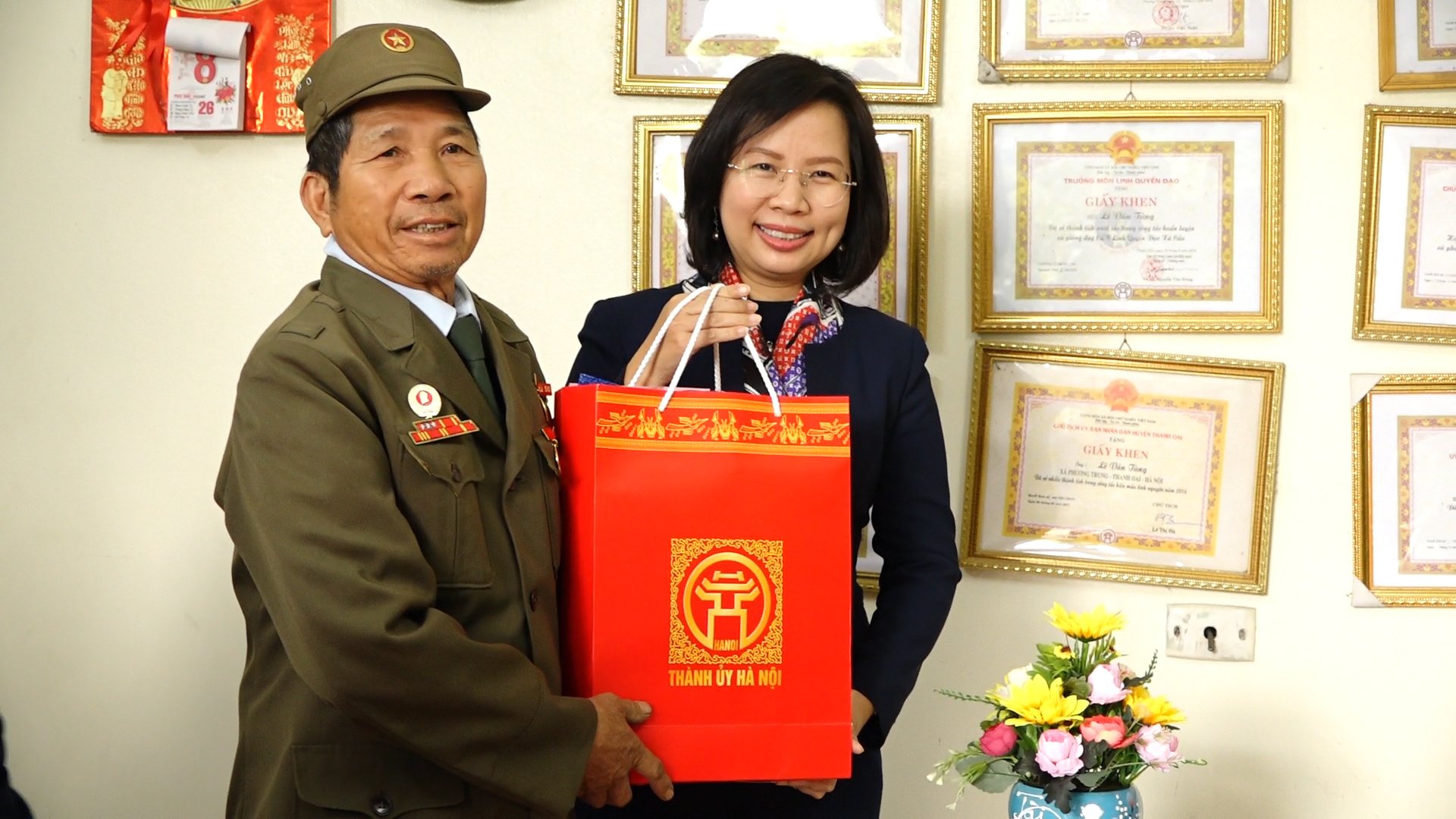 Đồng chí Bùi Huyền Mai - UVBTV, Trưởng Ban Tuyên giáo Thành uỷ tặng quà cho các gia đình chính sách trên địa bàn huyện Thanh Oai