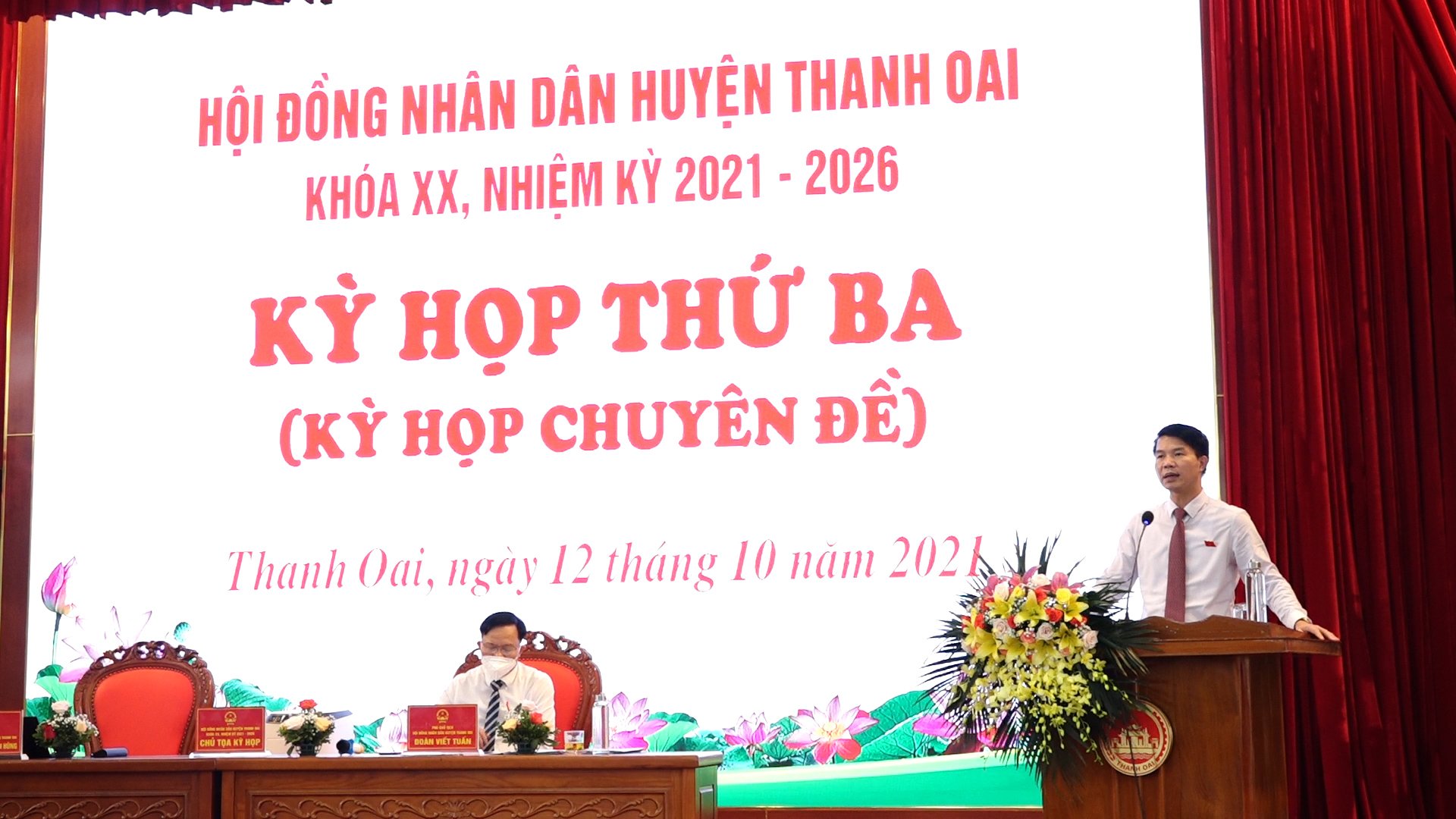Đồng chí Nguyễn Nguyên Hùng, Phó Bí thư Thường trực Huyện ủy, Chủ tịch HĐND huyện phát biểu khai mạc kỳ họp