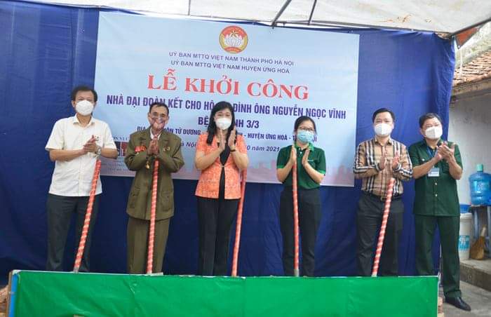 Các đại biểu tổ chức Lễ khởi công nhà Đại đoàn kết cho bệnh binh Nguyễn Ngọc Vĩnh, thôn Tử Dương (xã Cao Thành)