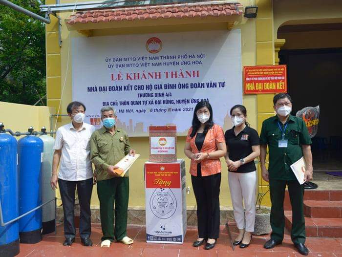 Các đồng chí lãnh đạo Ủy ban MTTQ Thành phố và Huyện trao kinh phí hỗ trợ và tặng quà cho thương binh Đoàn Văn Tư (thôn Quan Tự, Đại Hùng)thương binh