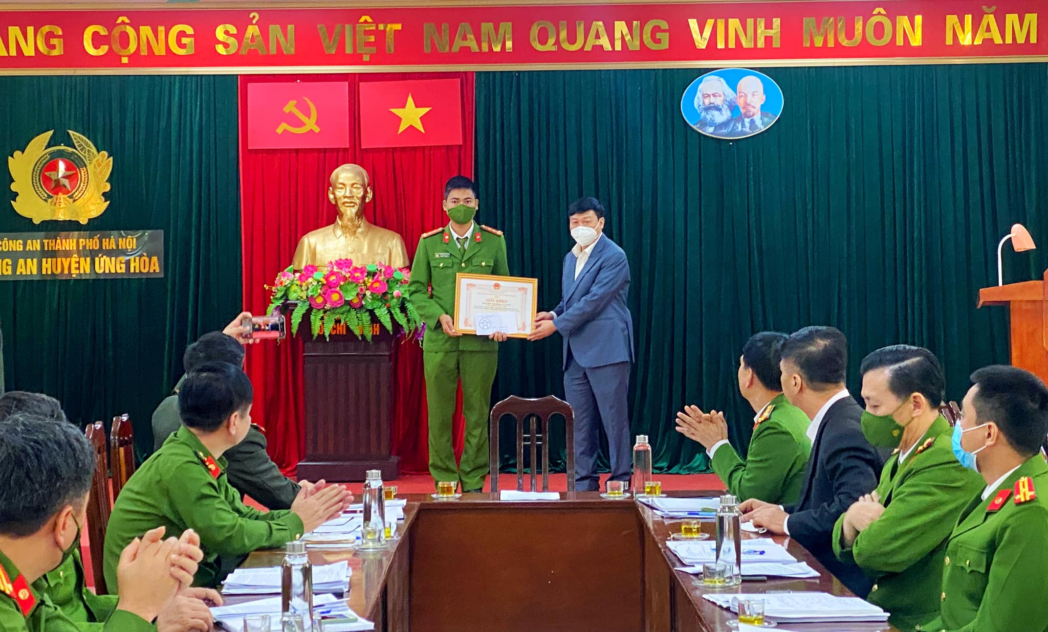Đồng chí Phạm Anh Tuấn, Chủ tịch UBND Huyện trao tặng Giấy khen cho Đội Cảnh sát điều tra tội phạm về trật tự xã hội vì đã có thành tích trong công tác phá án