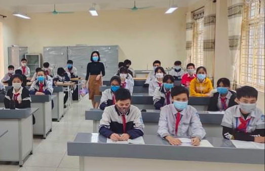 Cô và trò trường THCS Đại Cường (Ứng Hòa) chấp hành nghiêm các quy định về phòng chống dịch