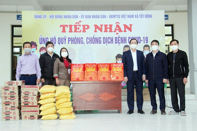 Ảnh: Phó Bí thư Thường trực Huyện ủy, Chủ tịch HĐND huyện trao tặng quà