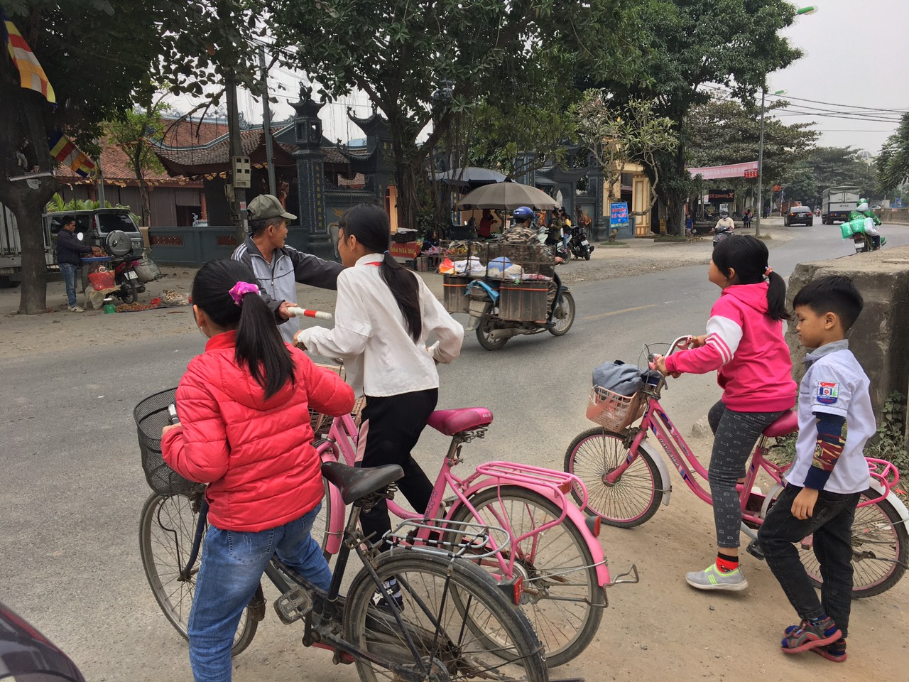 Hàng ngày, Bác Nguyễn Văn Đàn tự nguyện phân luồng giao thông, giúp đỡ các cháu học sinh qua đường được an toàn