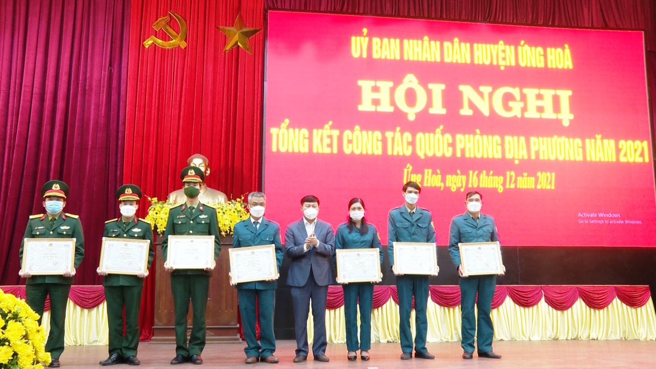 Chủ tịch UBND Huyện khen thưởng cho các tập thể có thành tích xuất sắc trong công tác quốc phòng địa phương năm 2021