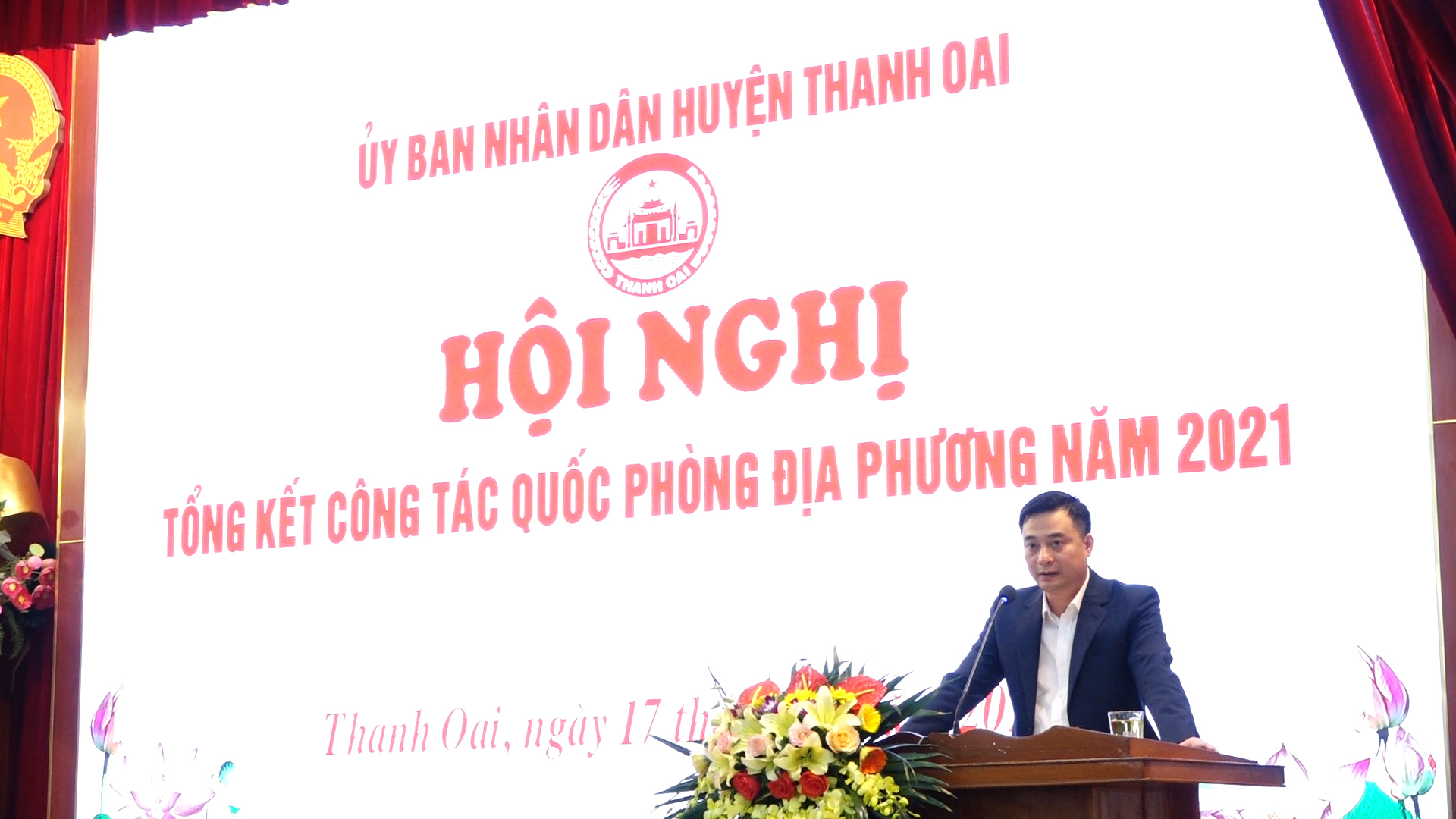 Đồng chí Bùi Văn Sáng, Phó Bí thư Huyện ủy, Chủ tịch UBND huyện phát biểu tại hội nghị