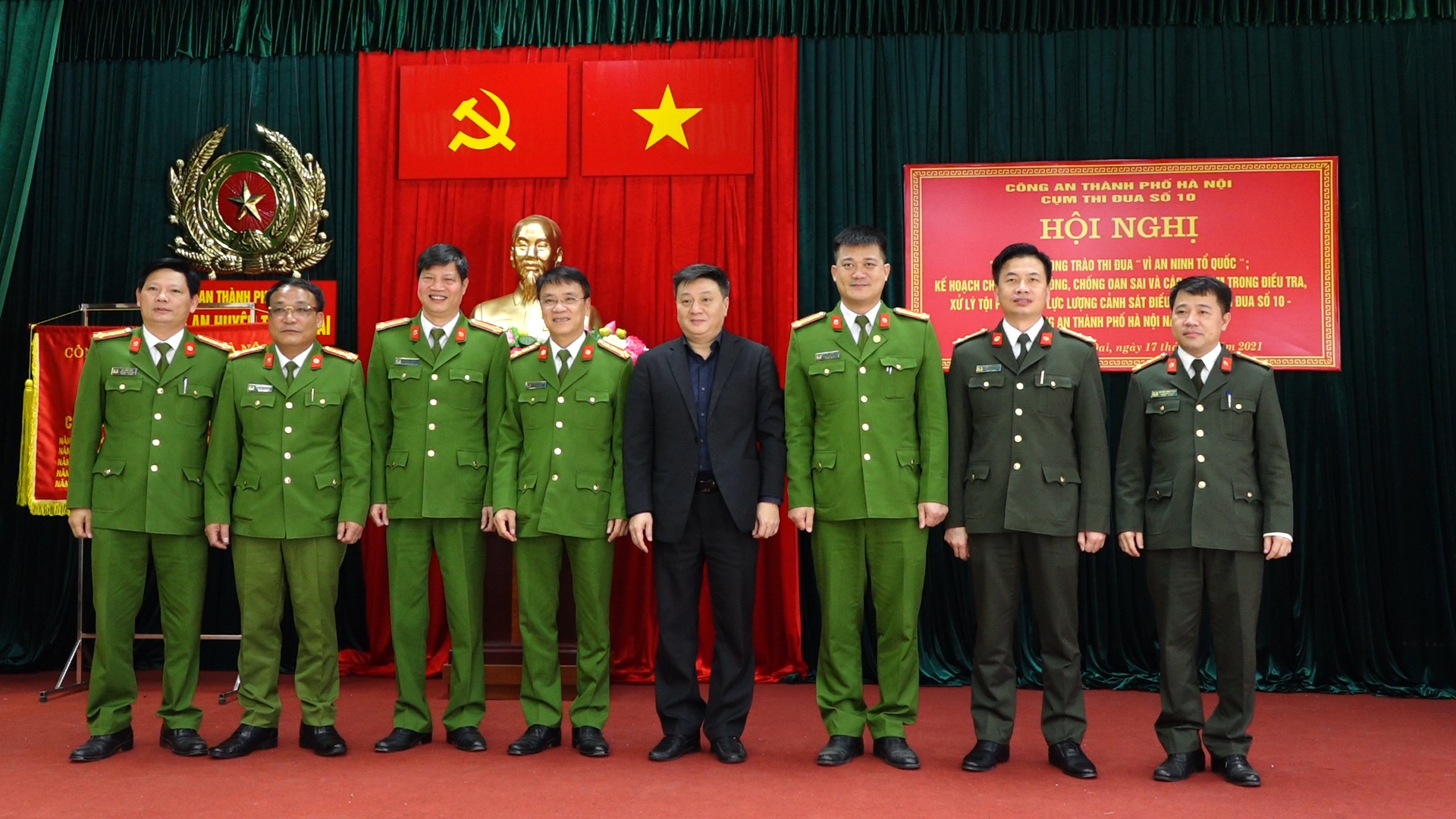 Đồng chí Bùi Hoàng Phan, Bí thư Huyện ủy chụp ảnh lưu niệm cùng các đồng chí lãnh đạo công an các huyện trong cụm thi đua số 10