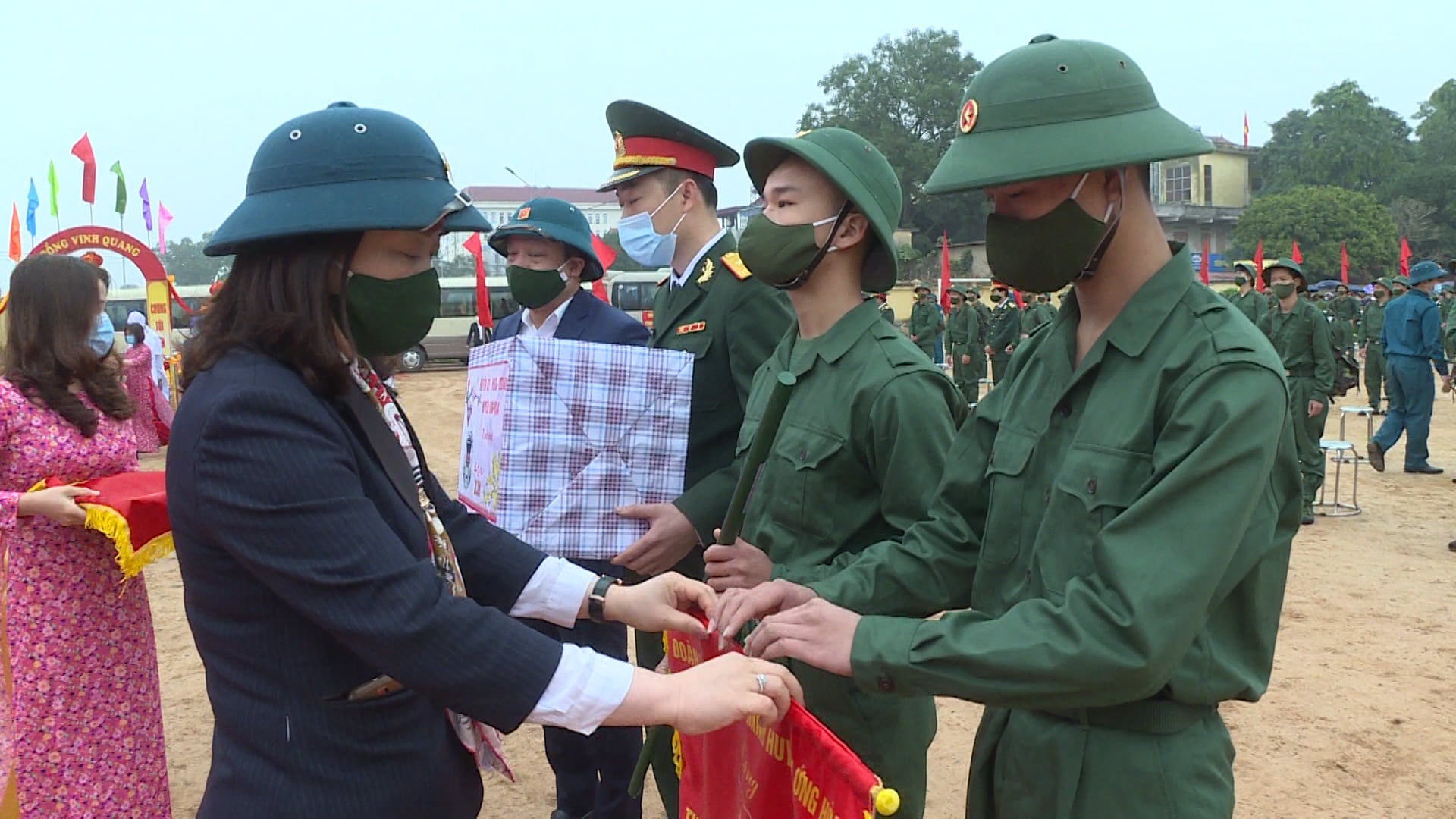 Đồng chí Bùi Thị Thu Hiền, Thành ủy viên, Bí thư Huyện ủy trao tặng cờ và gậy truyền thống cho các tân binh