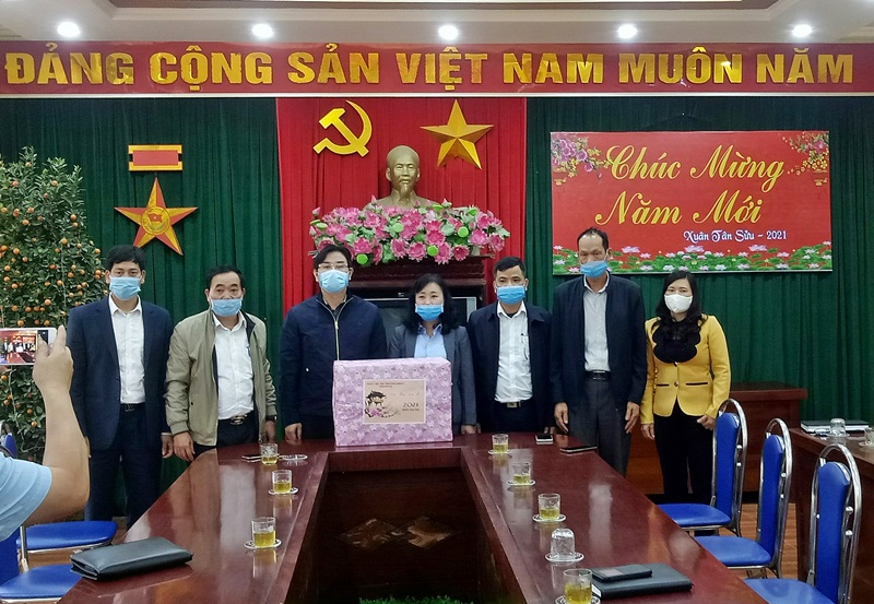 Ảnh: Đồng chí Bí thư Huyện ủy và các đồng chí trong đoàn tặng quà tại xã Hòa Chính