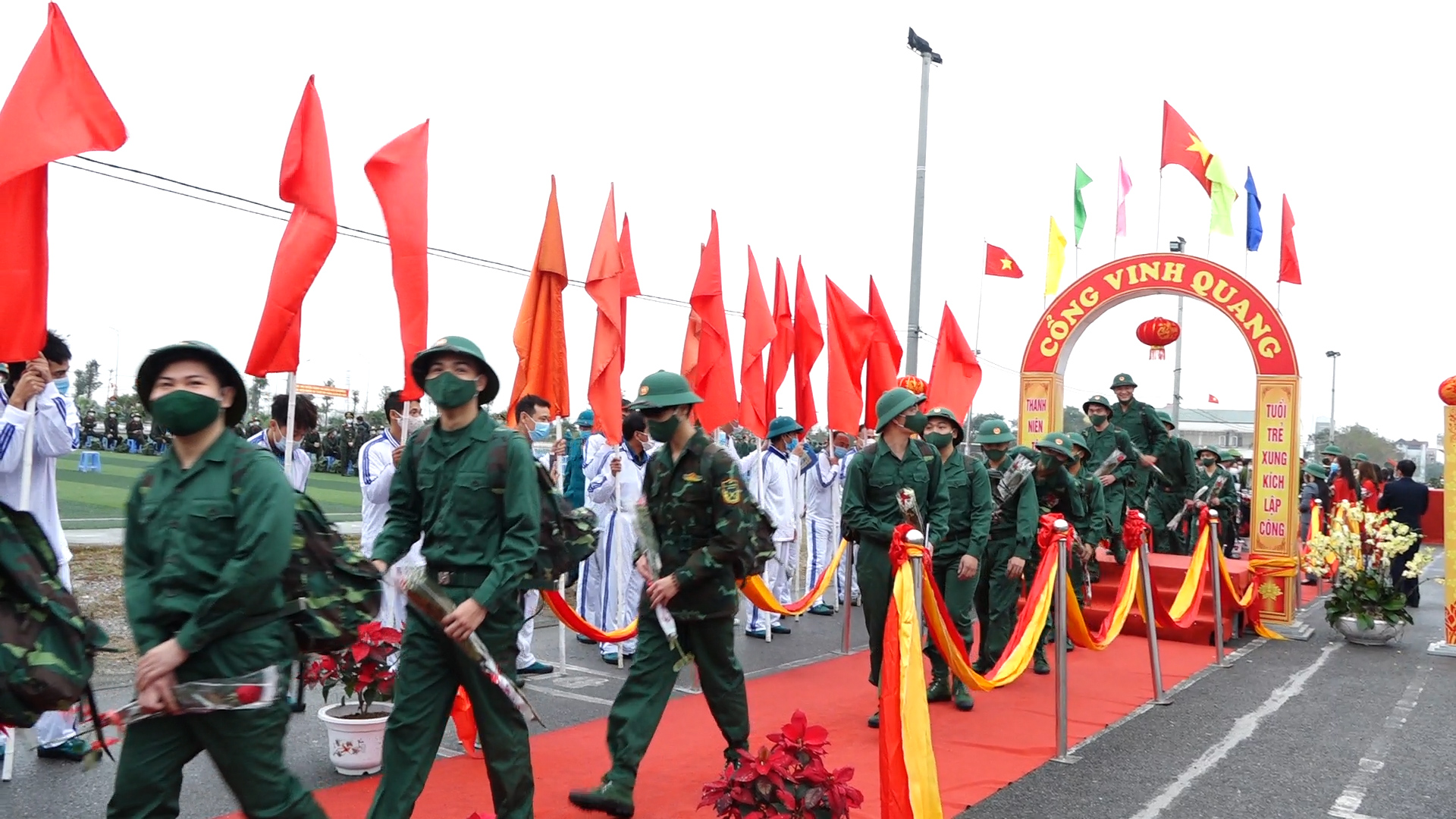 Các tân binh huyện Thanh Oai đi qua Cổng vinh quang