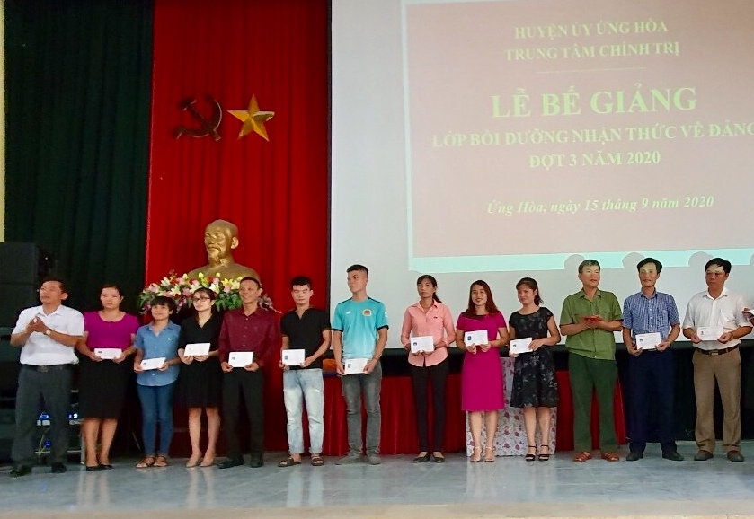Hàng năm, Huyện ủy Ứng Hòa luôn quan tâm chỉ đạo mở các lớp bồi dưỡng nhận thức về Đảng cho quần chúng ưu tú nhằm tạo nguồn phát triển đảng viên mới