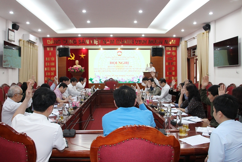 Các đại biểu biểu quyết nhất trí danh sách sơ bộ những người ứng cử đại biểu HĐND huyện nhiệm kỳ 2021-2026