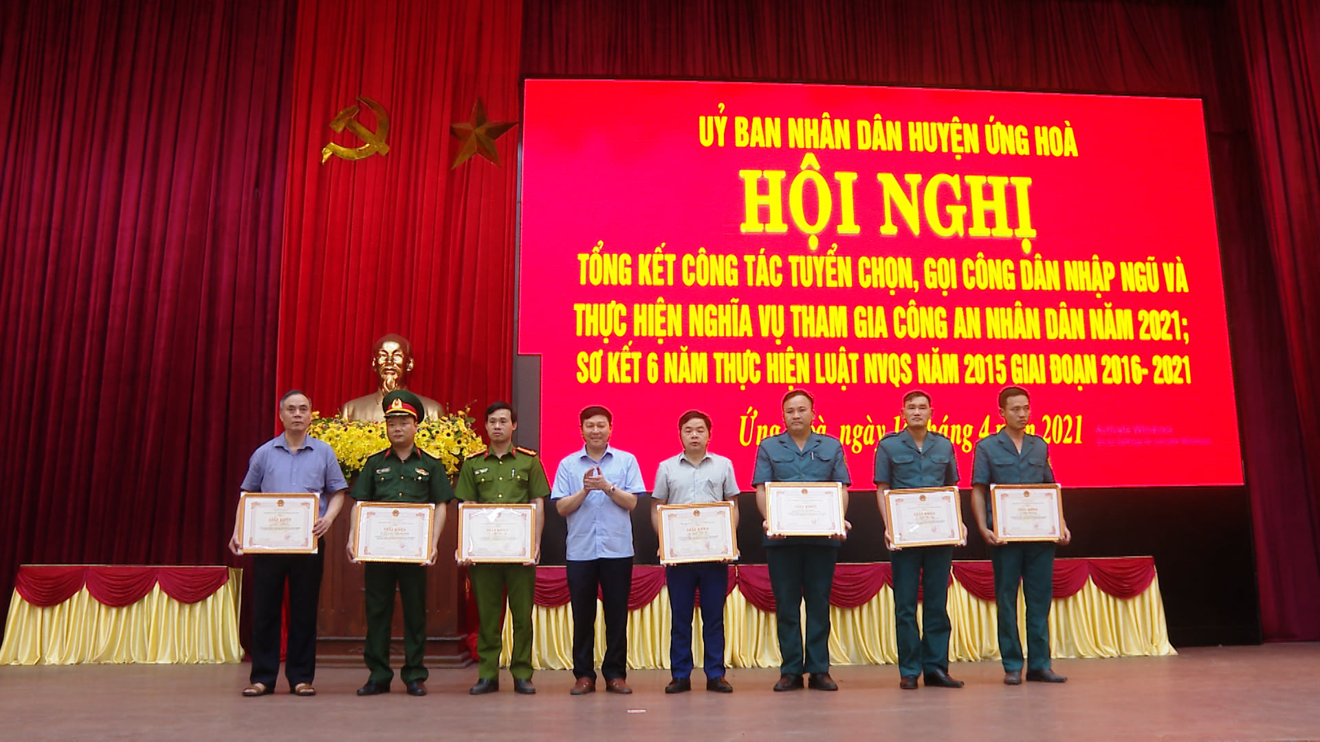 Đồng chí Phạm Anh Tuấn, Phó Bí thư Huyện ủy, Chủ tịch UBND Huyện tặng Giấy khen cho các tập thể có thành tích xuất sắc trong công tác tuyển chọn, gọi công dân nhập ngũ năm 2021