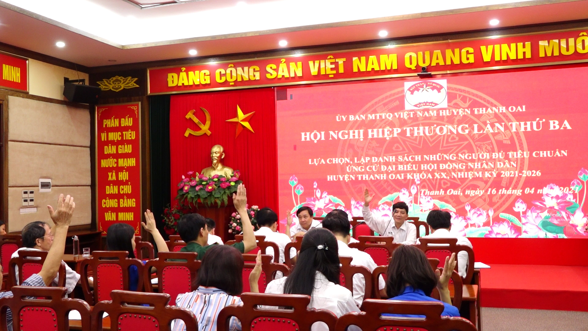 100% đại biểu biểu quyết nhất trí thông qua danh sách 56 người ứng cử đại biểu HĐND huyện khóa XX, nhiệm kỳ 2021-2026