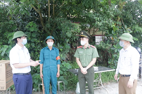 Đồng chí Bí thư Huyện ủy kiểm tra thực tế công tác đảm bảo phòng, chống dịch Covid -19 tại thôn Yên Lạc