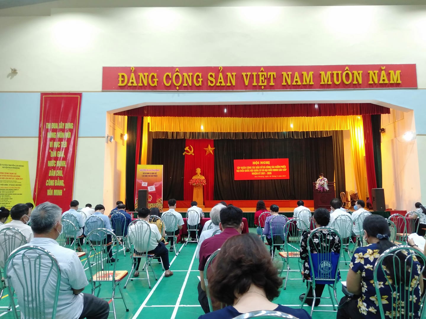 Quang cảnh hội nghi