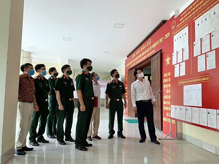 Ảnh: Đồng chí Phó Bí thư thường trực Huyện ủy Trịnh Tiến Tường kiểm tra thực tế tại một số khu vực bỏ phiếu trên địa bàn thị trấn Xuân Mai.