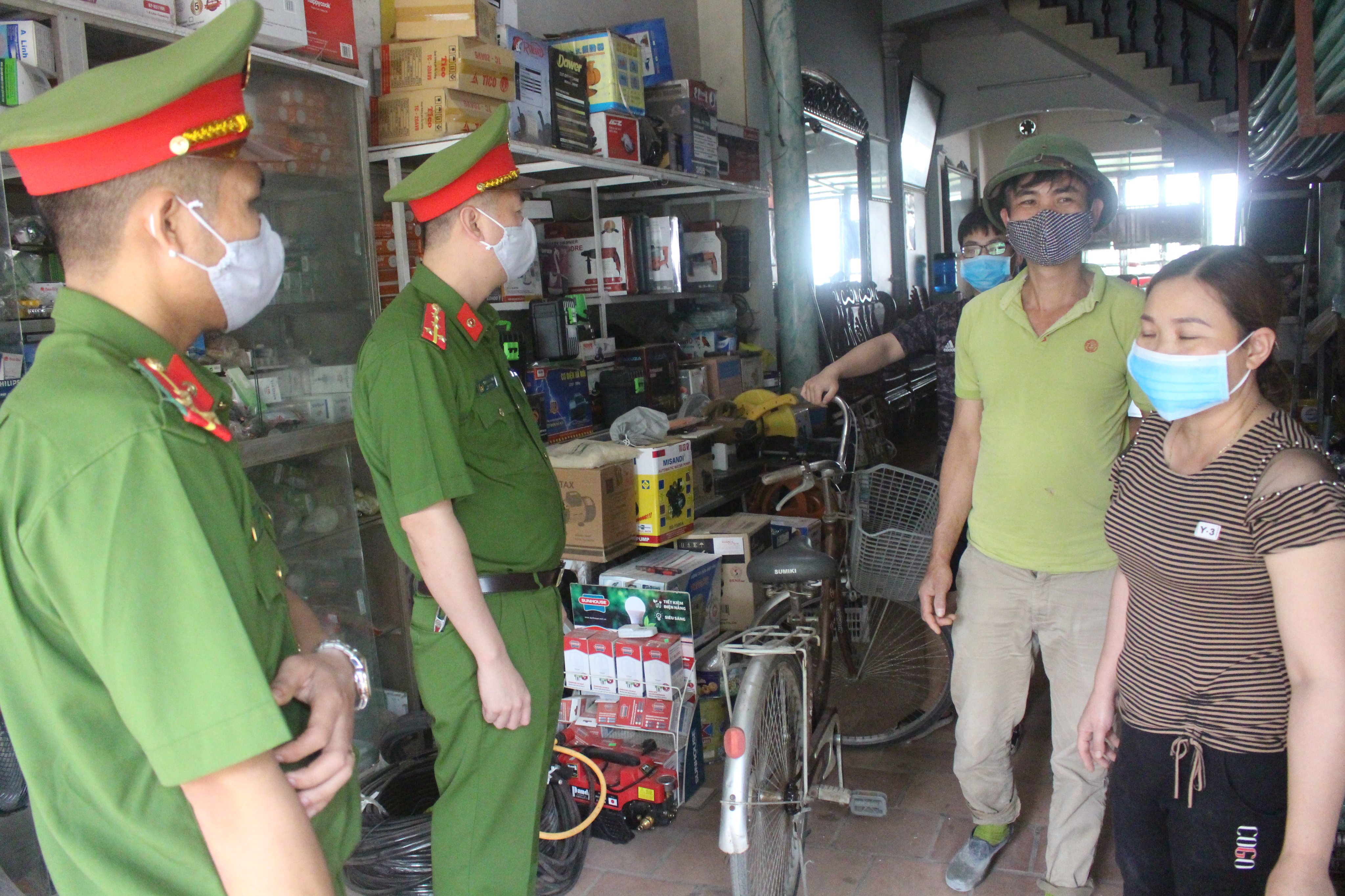 Lực lượng Công an huyện Đan Phượng tăng cường kiểm tra công tác phòng chống dịch.