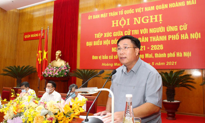 Ứng cử viên đại biểu HĐND thành phố báo cáo chương trình hành động với cử tri quận Hoàng Mai.