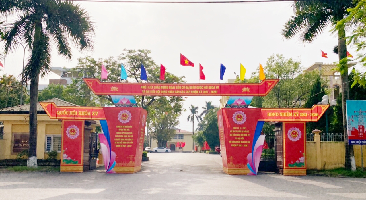 Trang trí trực quan chào mừng cuộc bầu cử đại biểu Quốc hội và HĐND các cấp nhiệm kỳ 2021-2026 tại trụ sở làm việc của Huyện