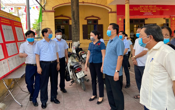 Trưởng Ban Dân vận Thành ủy Nguyễn Doãn Toản kiểm tra công tác chuẩn bị bầu cử tại xã Đan Phượng, huyện Đan Phượng