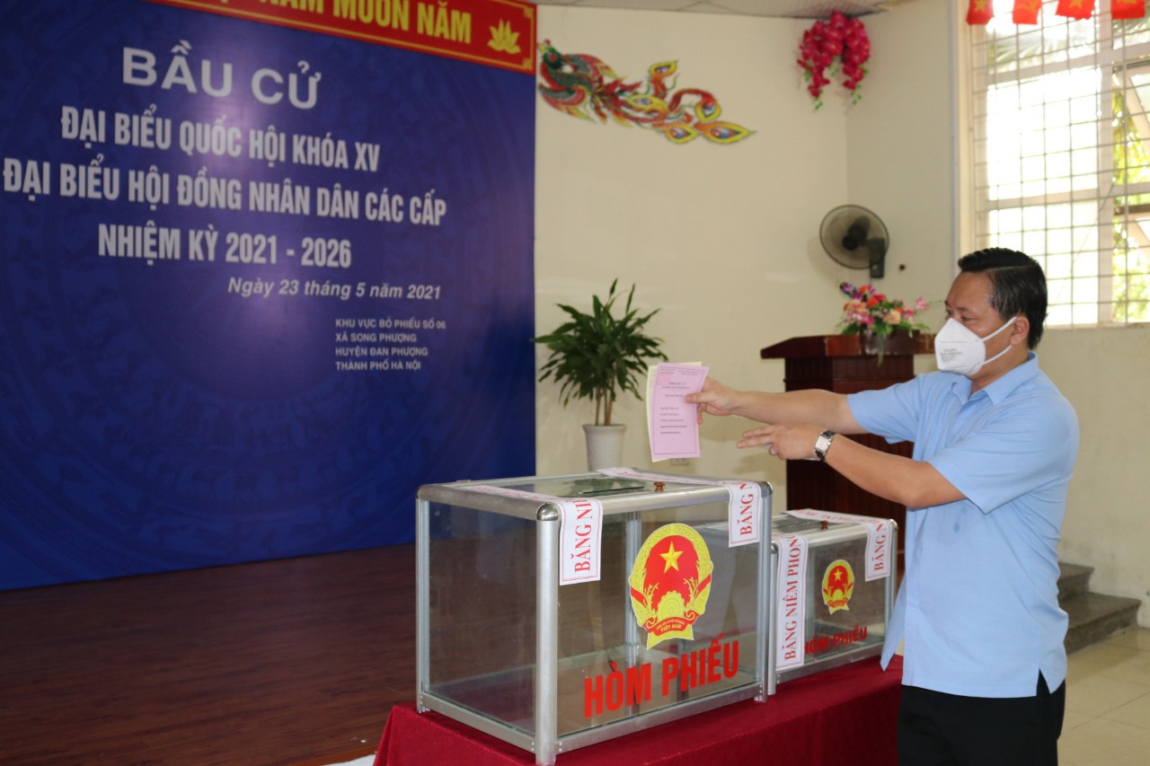 Đồng chí Bí thư Huyện uỷ Trần Đức Hải bỏ phiếu bầu cử tại thôn Tháp Thượng, xã Song Phượng