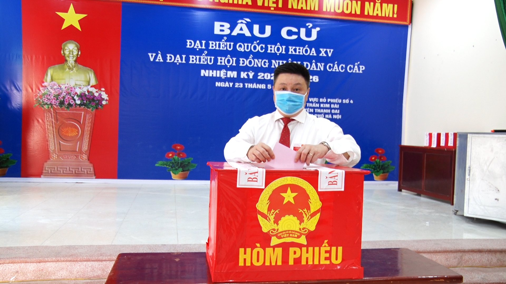 Đồng chí Bùi Hoàng Phan, Bí thư Huyện ủy Thanh Oai bỏ phiếu tại khu vực bỏ phiếu số 4 thị trấn Kim Bài