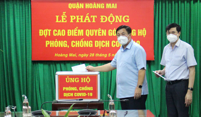 Bí thư Quận ủy, Chủ tịch HĐND quận Hoàng Mai Nguyễn Quang Hiếu cùng lãnh đạo quận ủng hộ công tác phòng, chống dịch Covid-19.