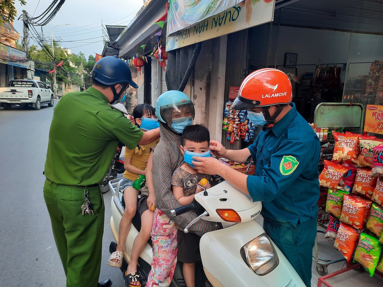 Lực lượng công an Thanh Oai ra quân nhắc nhở và xử lý các trường hợp không đeo khẩu trang