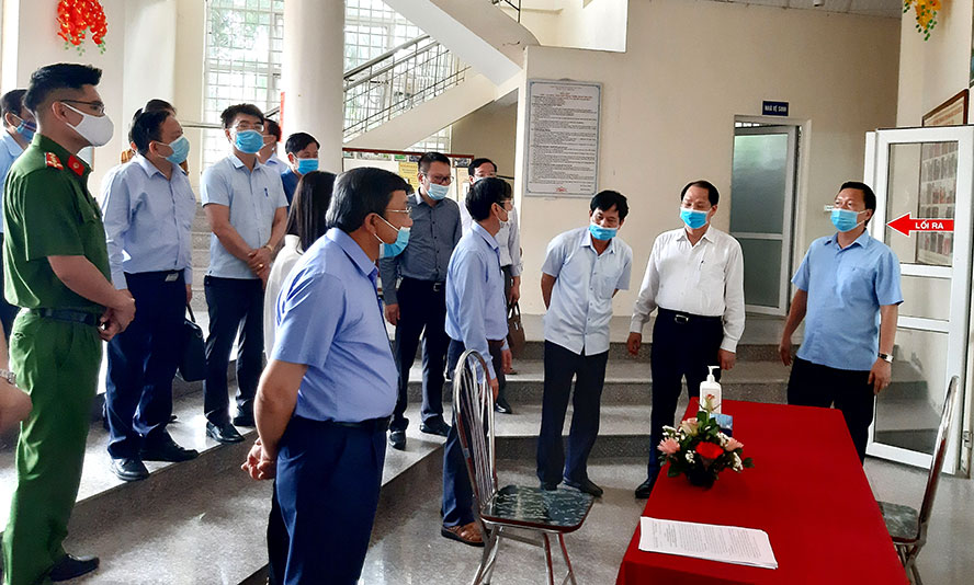 Đoàn công tác số 9 của Ban Thường vụ Thành ủy Hà Nội kiểm tra công tác chuẩn bị bầu cử tại thôn Tháp Thượng, xã Song Phượng (huyện Đan Phượng).