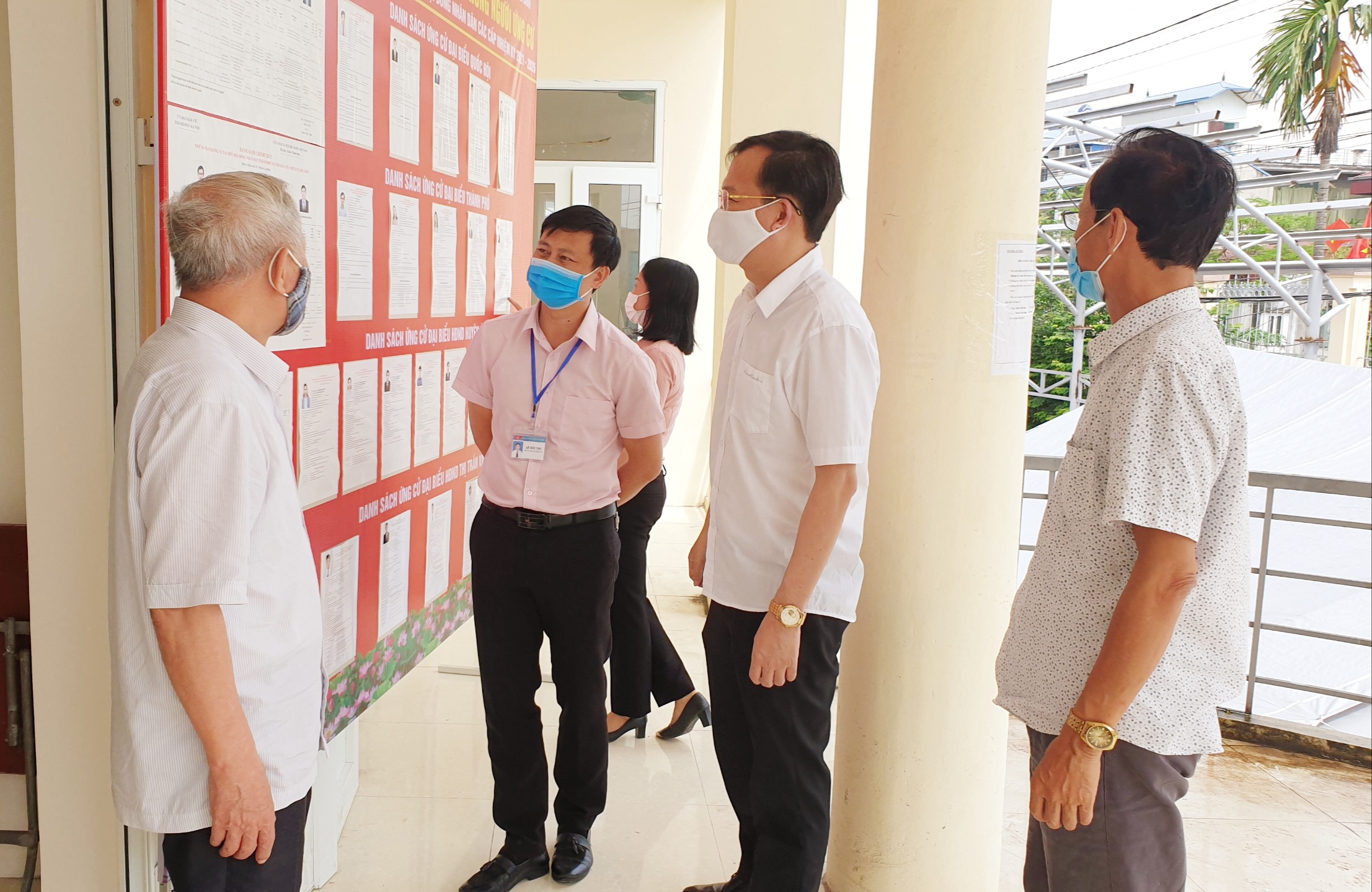 Đảng ủy thị trấn Vân Đình kiểm tra công tác chuẩn bị, niêm yết danh sách bầu đại biểu Quốc hội khóa XV và đại biểu HĐND các cấp nhiệm kỳ 2021-2026