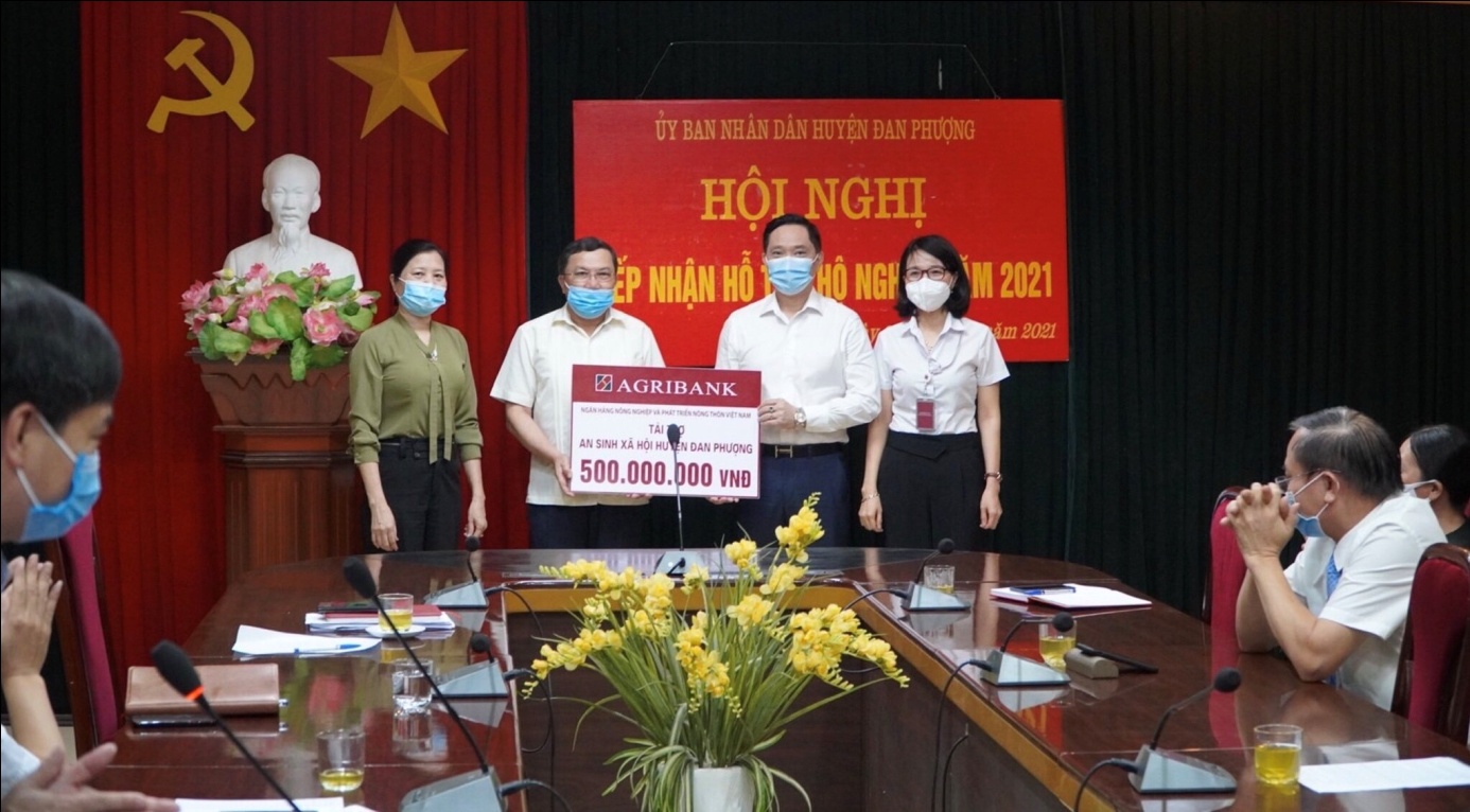 Ông Nguyễn Công Minh - Giám đốc Ngân hàng Agribank Tây Đô và bà Trần Thị Bình - Giám đốc Agribank chi nhánh Đan Phượng Tây Đô trao hỗ trợ cho UBND huyện