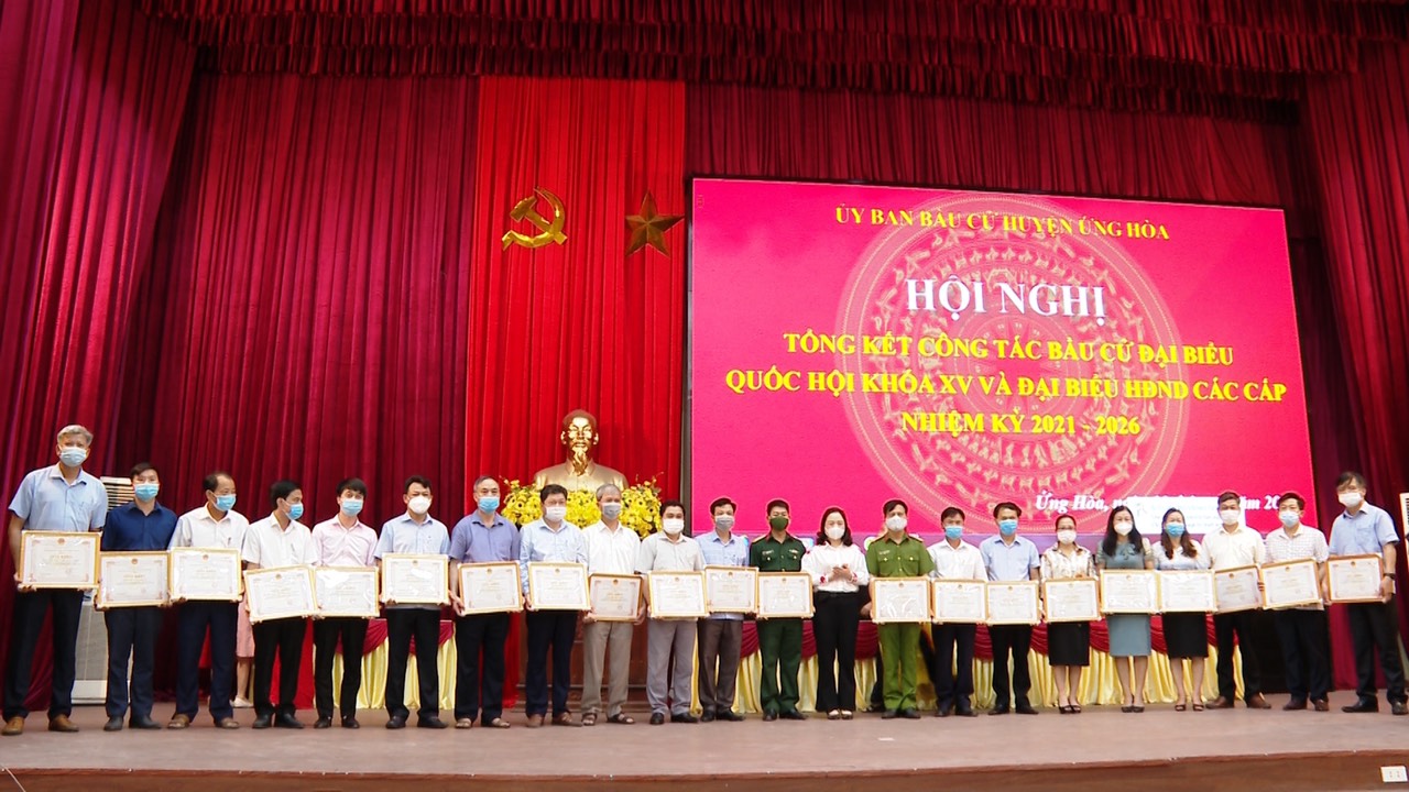 Bí thư Huyện ủy Bùi Thị Thu Hiền tặng Giấy khen cho các tập thể có thành tích xuất sắc trong cuộc bầu cử đại biểu Quốc hội và HĐND các cấp nhiệm kỳ 2021-2026