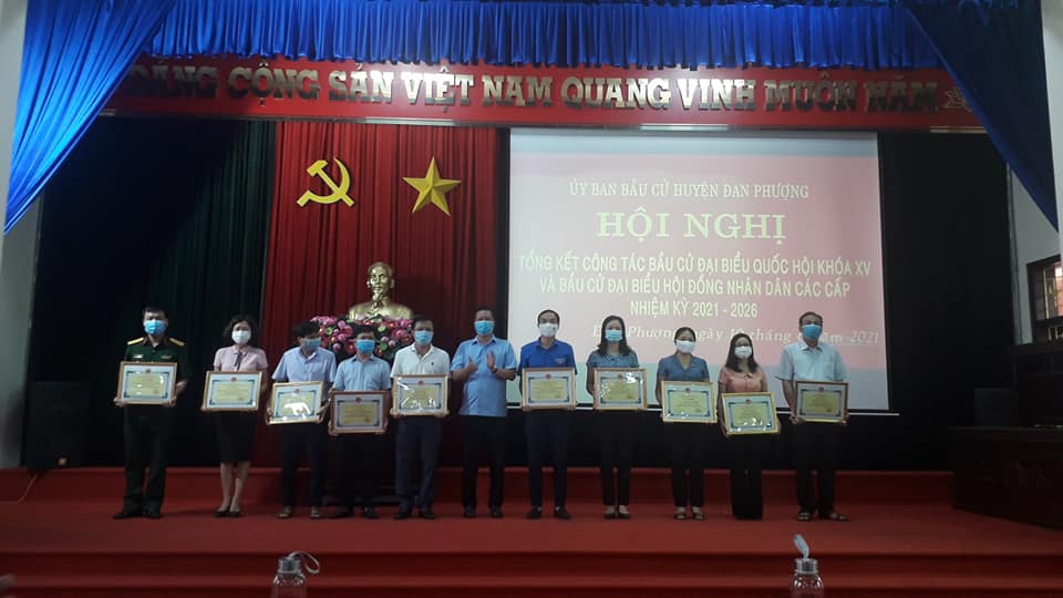 Đ/c Trần Đức Hải-Thành ủy viên, Bí thư Huyện ủy trao khen thưởng cho các cá nhân