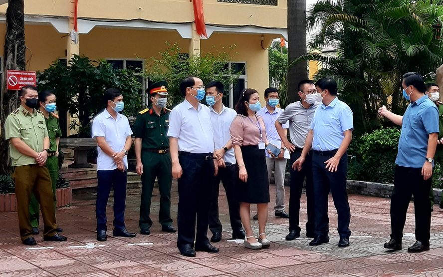 Đồng chí Nguyễn Doãn Toản, Trưởng ban Dân vận Thành ủy, Trưởng đoàn kiểm tra số 9 của Ban Thường vụ Thành ủy kiểm tra công tác chuẩn bị kỳ thi vào lớp 10 tại điểm thi Trường THPT Đan Phượng