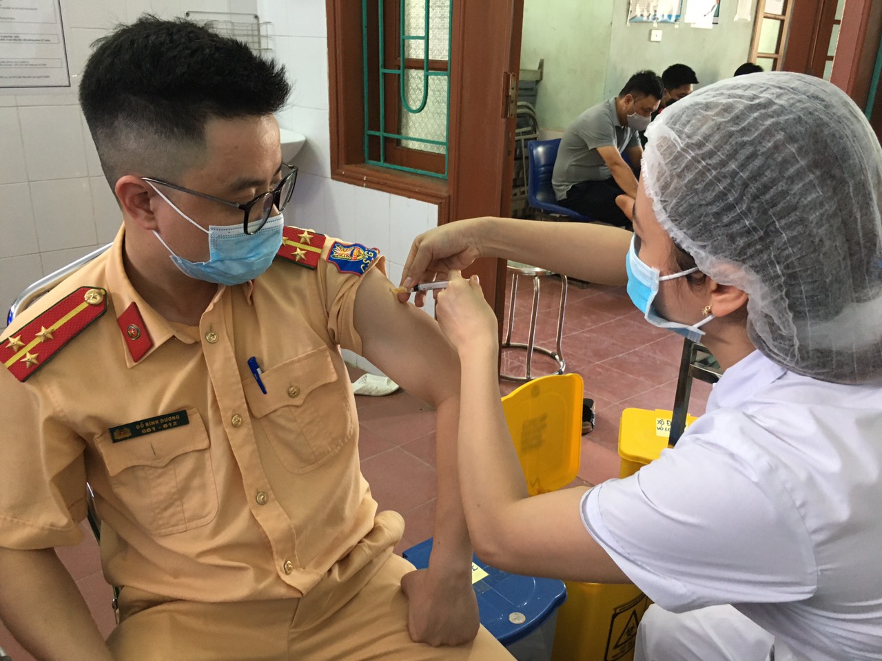 Cán bộ Trung tâm Y tế huyện tiêm phòng cho các cán bộ, chiến sỹ công an huyện Thanh Oai