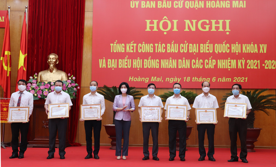 Ủy viên Ban Thường vụ Thành ủy, Phó Chủ tịch HĐND thành phố Hà Nội Phùng Thị Hồng Hà trao Bằng khen cho các tập thể.