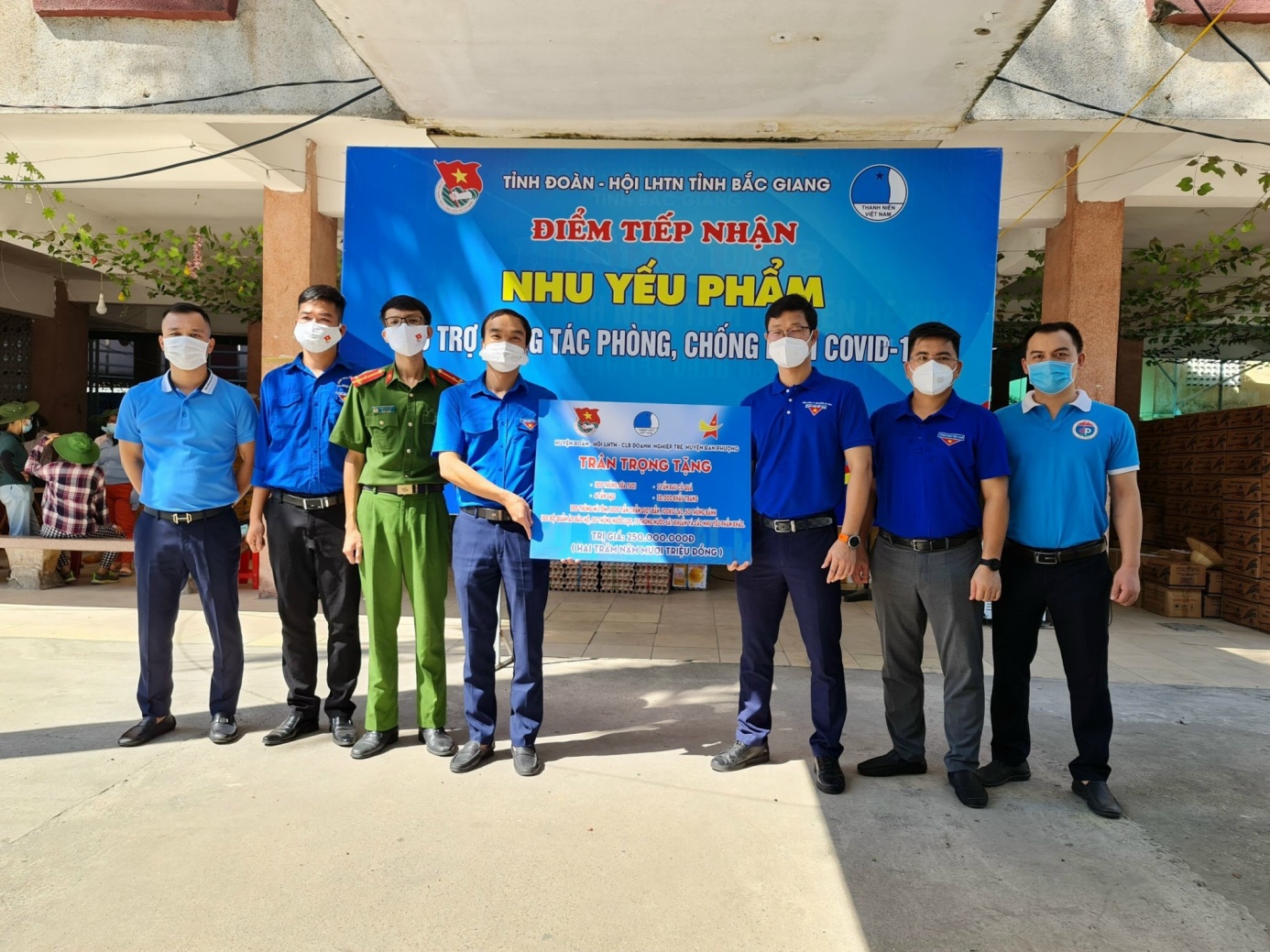 Đoàn thanh niên huyện trao tặng nhu yếu phẩm cho tỉnh Bắc Giang